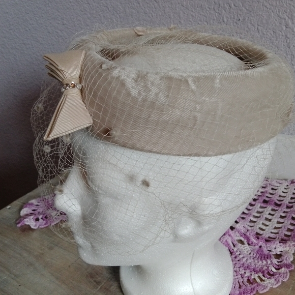 1950s Vintage Bumper Velveteen with Netting & Rhinestone Bow Tan Hat - Picture 4 of 12